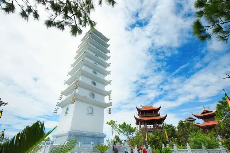 Khung cảnh nên thơ tại chùa Linh Ứng Bà Nà